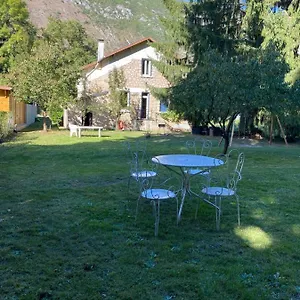 https://chalet-tout-confort-proche-d-ax-3-domaines.midi-pyreneeshotels.com
